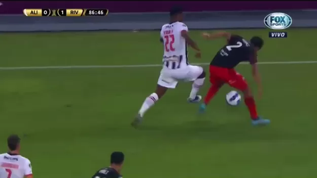 Alianza Lima vs. River Plate: Aldair Rodríguez y la fuerte falta a Robert Rojas