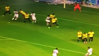 Álvaro Ampuero y un golazo de tiro libre ante Barcelona de Ronaldinho