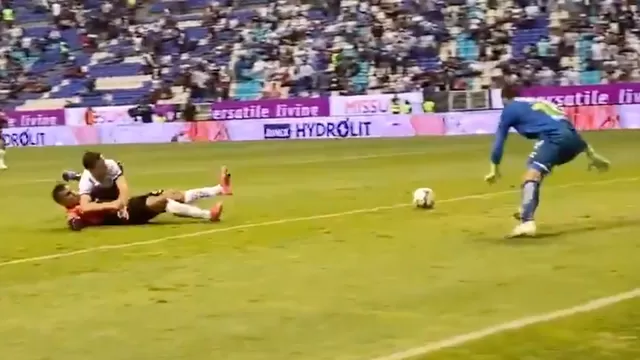Anderson Santamaría marcó un autogol tras chocar con Santiago Ormeño en el Puebla vs. Atlas