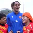 André Carrillo protagoniza un tierno momento con niños de Arabia