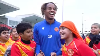 André Carrillo protagoniza un tierno momento con niños de Arabia