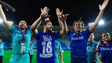 El peruano volvió a levantar un trofeo con su equipo el Al-Hilal. | Foto: Al-Hilal