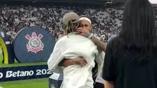 André Carrillo y Neymar se confundieron en un abrazo previo al Santos vs Corinthians