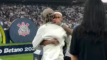 André Carrillo y Neymar se confundieron en un abrazo previo al Santos vs Corinthians