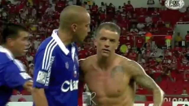 Andrés D'Alessandro explotó porque rival no le cambió camiseta