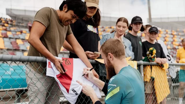 Andrew Redmayne firmó una camiseta de la selección peruana: &quot;Tu papá&quot;