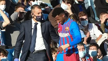 El atacante vivió el último partido del Barcelona desde la tribuna. | Foto: AFP