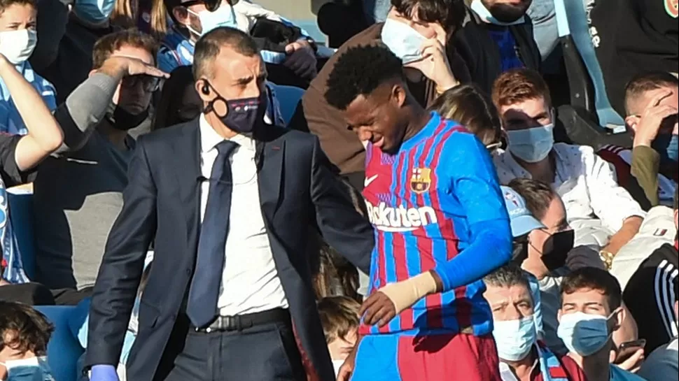 El atacante vivió el último partido del Barcelona desde la tribuna. | Foto: AFP