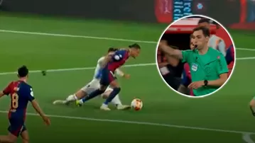 Árbitro sancionó penal a Barcelona y cambió decisión por el VAR