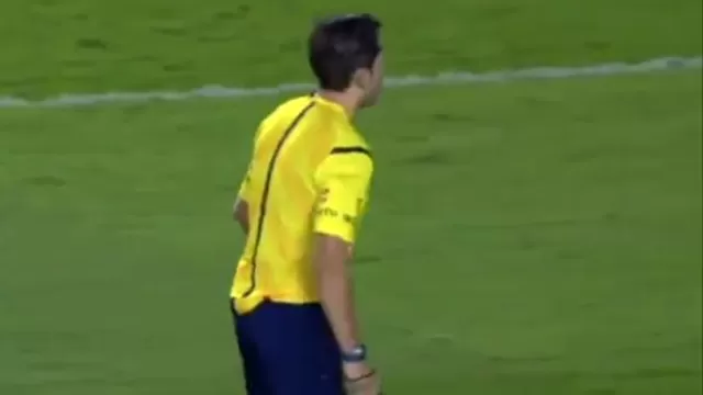 Árbitro se incomodó con spray demarcatorio y lo lanzó fuera del campo