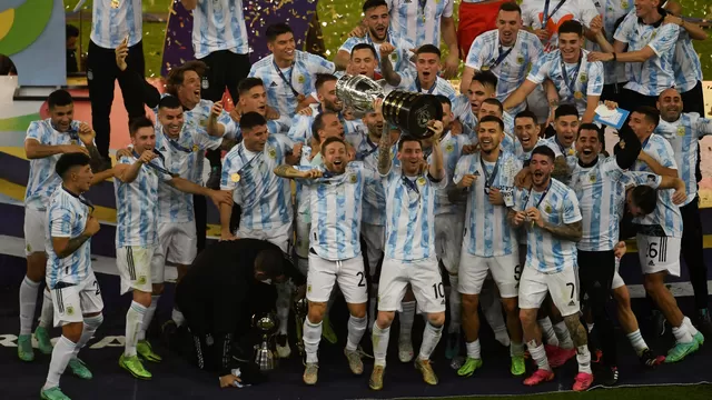 Argentina campeón de la Copa América 2021: Lionel Messi levantó así el trofeo