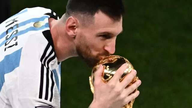 Argentina campeón del mundo: El primer beso de Messi al trofeo
