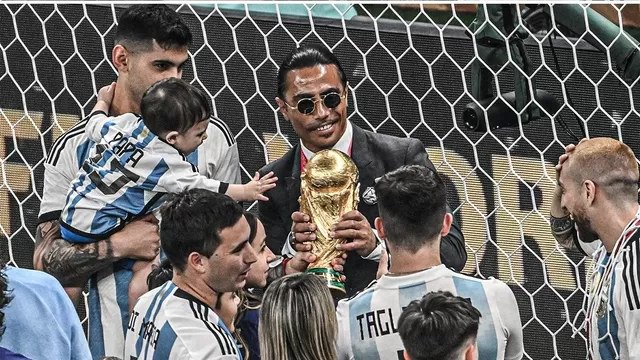 La FIFA tiene como norma que solo los campeones del mundo y mandatarios pueden tocar el trofeo original. | Foto: AFP