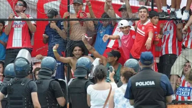 Argentina: choque de barristas de Unión y Colón dejó un muerto