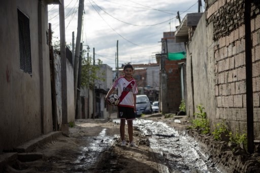 Dani, su mamá y su hermano viven en Costa Esperanza, un asentamiento a 40 km al oeste de Buenos Aires | Foto: AFP.