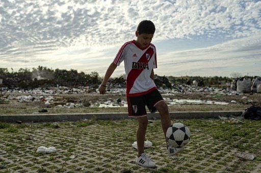 A los seis años, Dani comenzó a entrenar en un programa de la Fundación Pequeños Pasos, vinculada a la Fundación River | Foto: AFP.