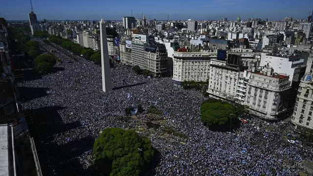 Argentina: Hinchas pernoctaron en el Obelisco para recibir a sus campeones