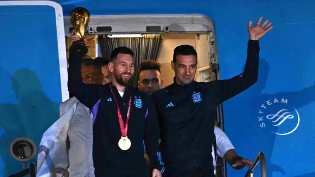 Argentina con Messi y la Copa del Mundo llegó a tierras albicelestes en medio de una multitud