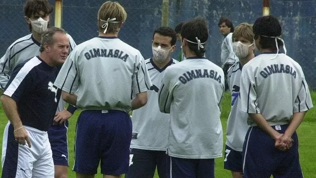 Gimnasia entrenó con mascarillas en 2002. | Foto: Olé