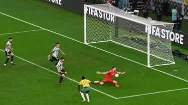 Elimiando &#39;Dibu&#39; Martínez evitó el segundo gol de Australia. | Foto: AFP/Video: Latina