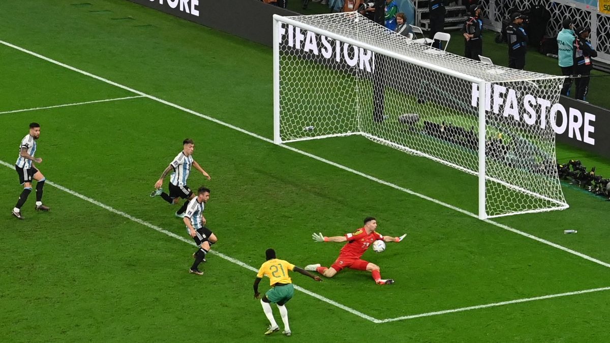 Elimiando 'Dibu' Martínez evitó el segundo gol de Australia. | Foto: AFP/Video: Latina