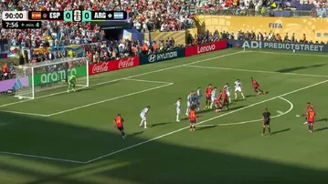 Lamine Yamal lanzó potente disparo y el 'Dibu' Martínez evitó el 1-0 de España vs Argentina