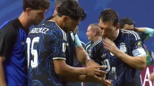 Los jugadores de Argentina encontraron la botella de Pickford con los tiradores de penales. (Video y captura: TyC Sports)