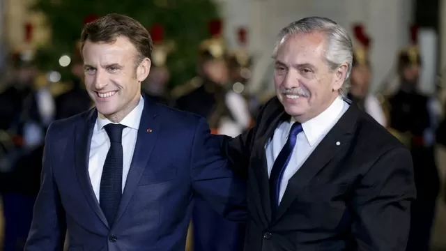Emmanuel Macron, presidente de Francia junto a Alberto Fernández, presidente de Argentina. | Foto: AFP