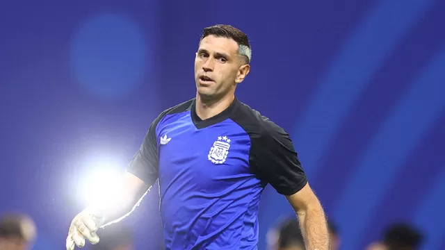 'Dibu' Martínez recibió fuertes pifeas por los hinchas ingleses en su salida al calentamiento del partido / Foto: Reuters