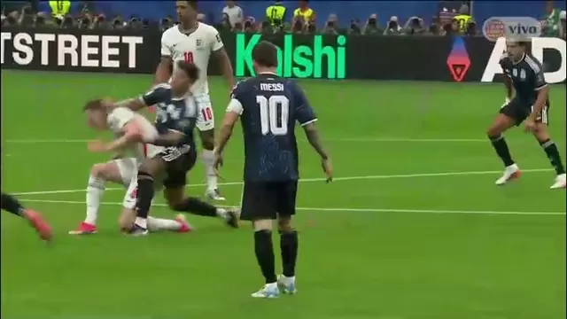 Comenzando el partido, Enzo Fernández fue a una dividida con Anderson que el árbitro cobró como falta solo con amonestación verbal. | América Deportes