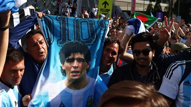 &quot;Maradona es más grande que Isabel&quot;: Hinchada argentina es local en Londres