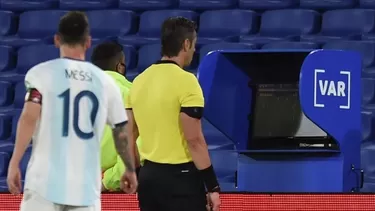 El árbitro revisó el gol tras una alerta del VAR. Se cobró una falta anterior a la jugada de gol. | Video: Movistar Deportes