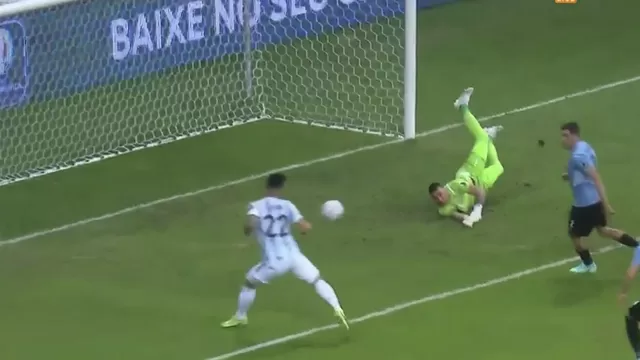 Lautaro Martínez pudo marcar ante Uruguay, pero falló | Foto: Captura DirecTV.