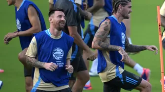 Argentina y Ecuador se enfrentan en búsqueda de las semifinales camino a la Copa / Foto: AFP / Video: América Deportes