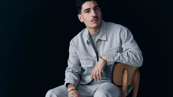 Héctor Bellerín se asoció con H&amp;M para crear la primera colección masculina más sostenible de la marca.