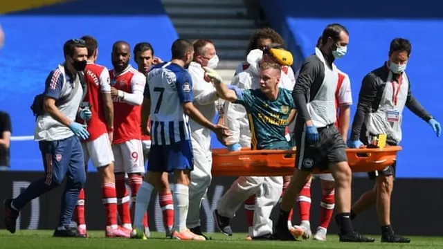 Ante de salir del campo, Bernd Leno se enojó con el culpable de su lesión. | Foto: The Guardian/Video: Espn
