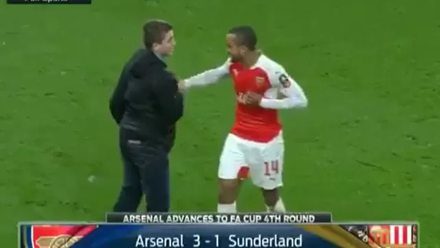 Arsenal: Theo Walcott dejó ingresar a un fan al campo para divertido festejo