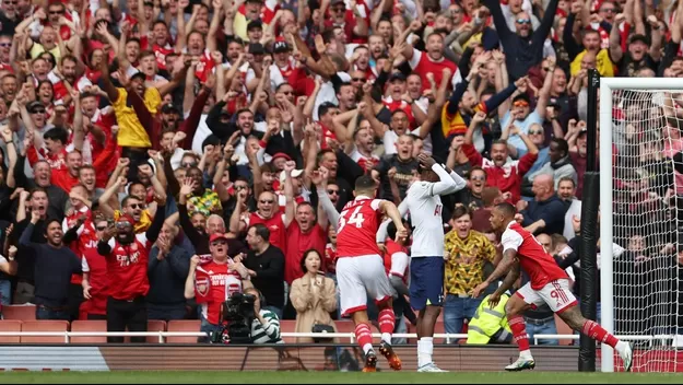Arsenal venció 3-1 al Tottenham y confirmó su candidatura al título