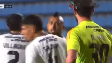 Arturo Vidal casi se va a las manos con arquero de Colo Colo