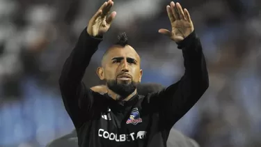 Realizan denuncia contra Arturo Vidal antes de enfrentar a Alianza Lima. | Foto: AFP