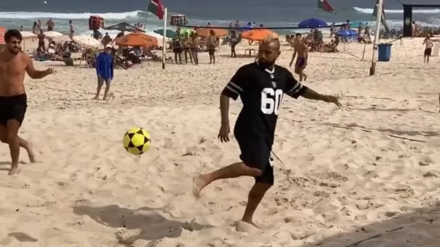 Arturo Vidal juega futvóley en Río a la espera de firmar contrato con Flamengo