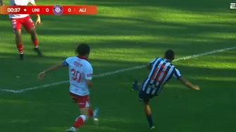 Peña tuvo una desafortunada jugada en el inicio del partido ante Unión por la Serie Río de la Plata. | ESPN