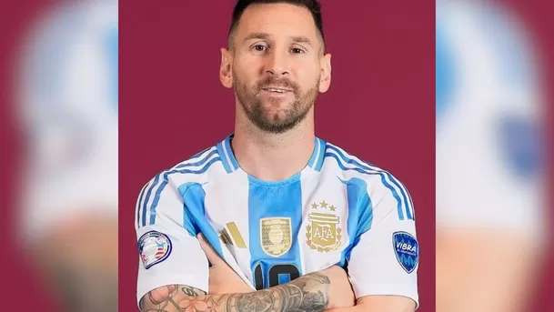 Lionel Messi posa con la nueva indumentaria de Argentina para la Copa América 2/ Foto: Conmebol Copa América