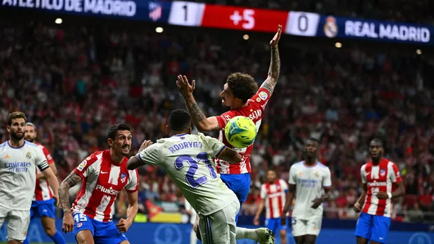 Atlético derrotó al Real Madrid por 1 - 0 y está cerca de obtener un pase en la Liga de Campeones