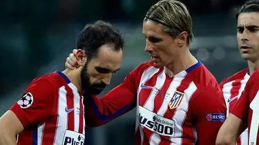 Juanfran recibe el ánimo de sus compañeros. (AFP) Juanfran recibe el ánimo de sus compañeros. (AFP)