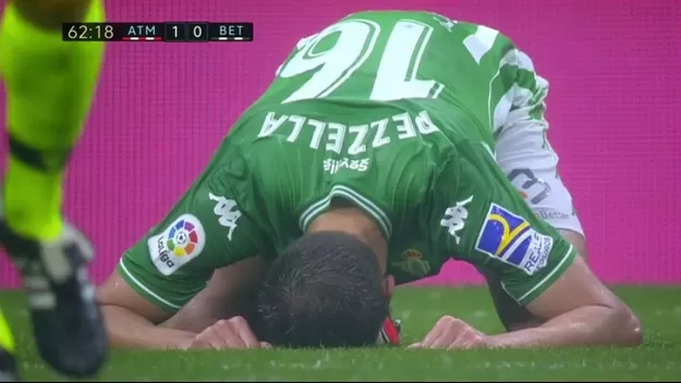 Germán Pezzella y un insólito autogol en la derrota del Betis ante Atlético de Madrid