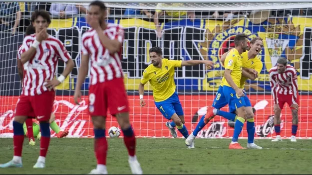 Atlético de Madrid sufrió una agónica derrota en Cádiz con un gol a los 90+9'