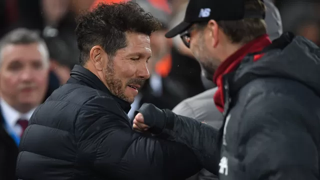 Así se saludaron ambos técnicos antes del inicio del partido Liverpool vs. Atlético | Foto: AFP.