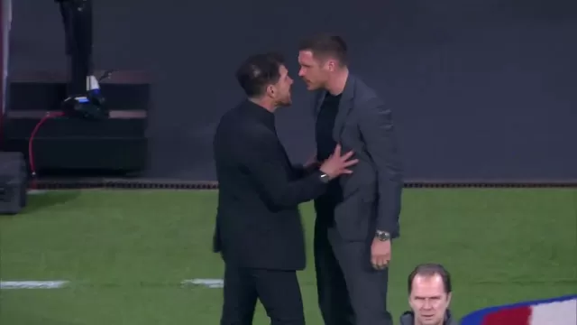 Cholo Simeone se cruzó con Sebastian Kehl, director deportivo y exjugador de Borussia Dortmund. | Video: ESPN.