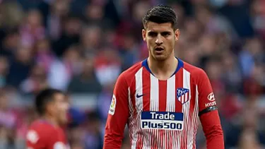 Morata le sombre&amp;oacute; el bal&amp;oacute;n a Courtois. | Foto: EFE